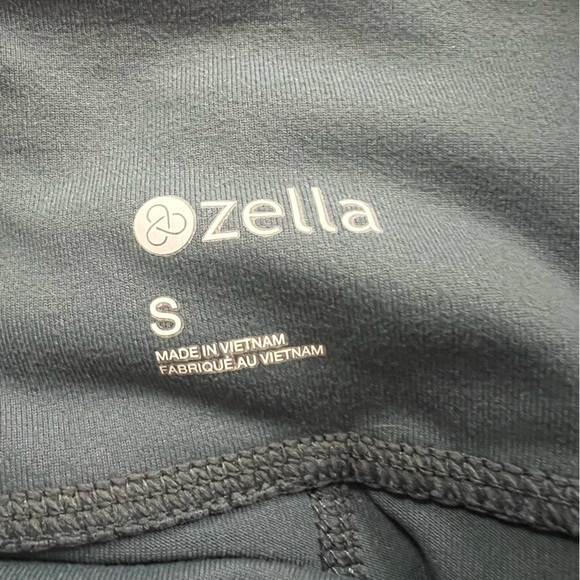 {Zella} Green Cropped Leggings with Pockets - Picture 4 of 10